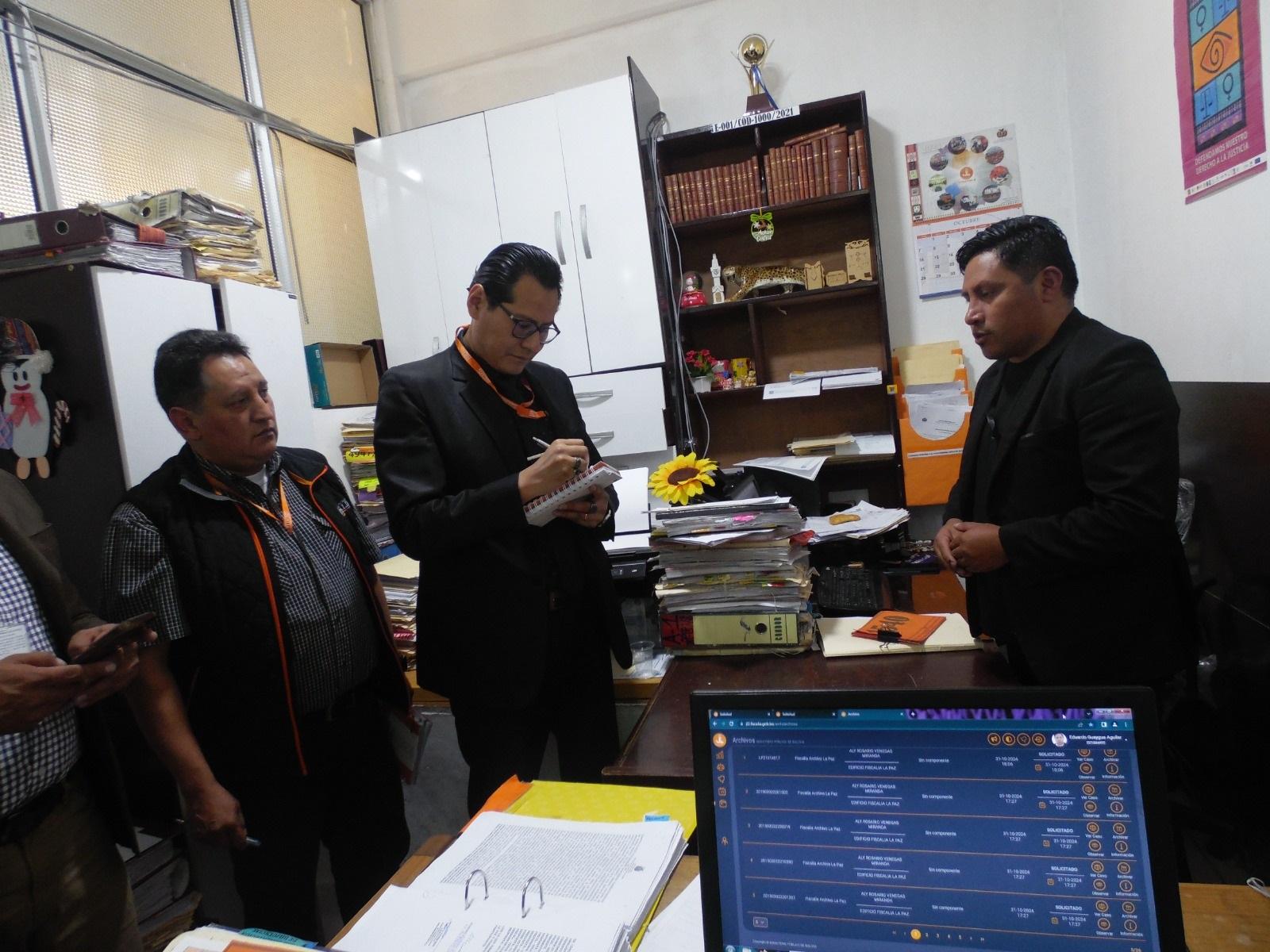 Men working in an Ipas office