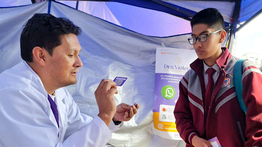 bolivia-srhr Personal del área de salud de Ipas Bolivia capacitando sobre métodos anticonceptivos a la población boliviana en una feria pública