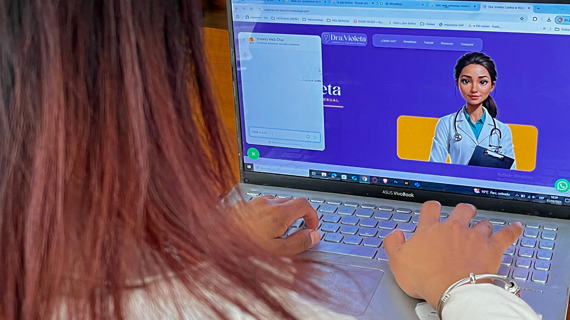 Usuaria utilizando el primer chatbot desarrollado con inteligencia artificial en Bolivia "Dra. Violeta Usuaria utilizando el primer chatbot desarrollado con inteligencia artificial en Bolivia "Dra. Violeta