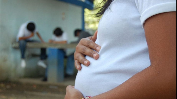 Urgen políticas para enfrentar el embarazo adolescente en Latinoamérica, dice un experto