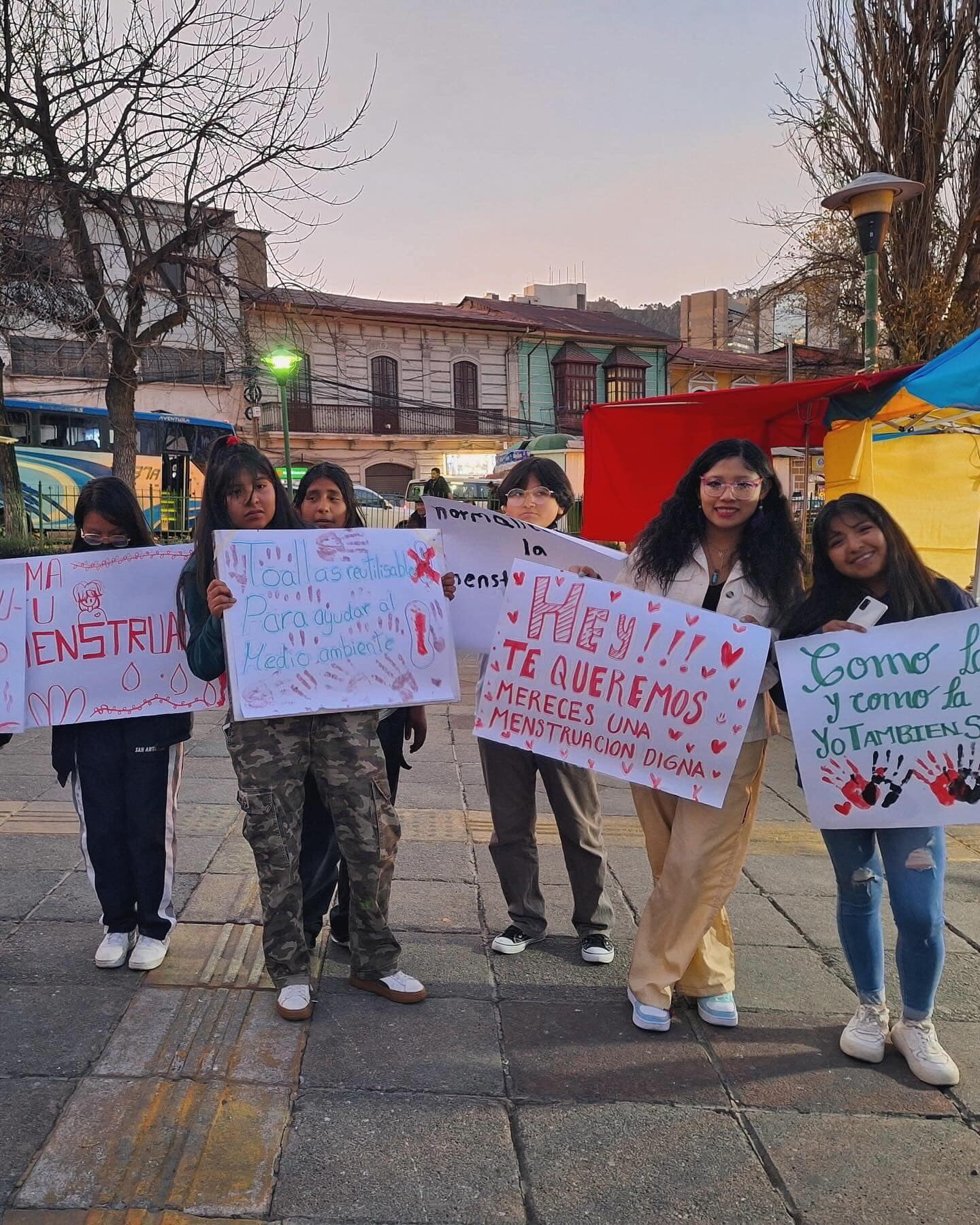 (In 2024 a demonstration by a group of women, in the city of La Paz, on May 28, Menstrual Hygiene Day. Photo: Colectivo Yawar). (In 2024 a demonstration by a group of women, in the city of La Paz, on May 28, Menstrual Hygiene Day. Photo: Colectivo Yawar).